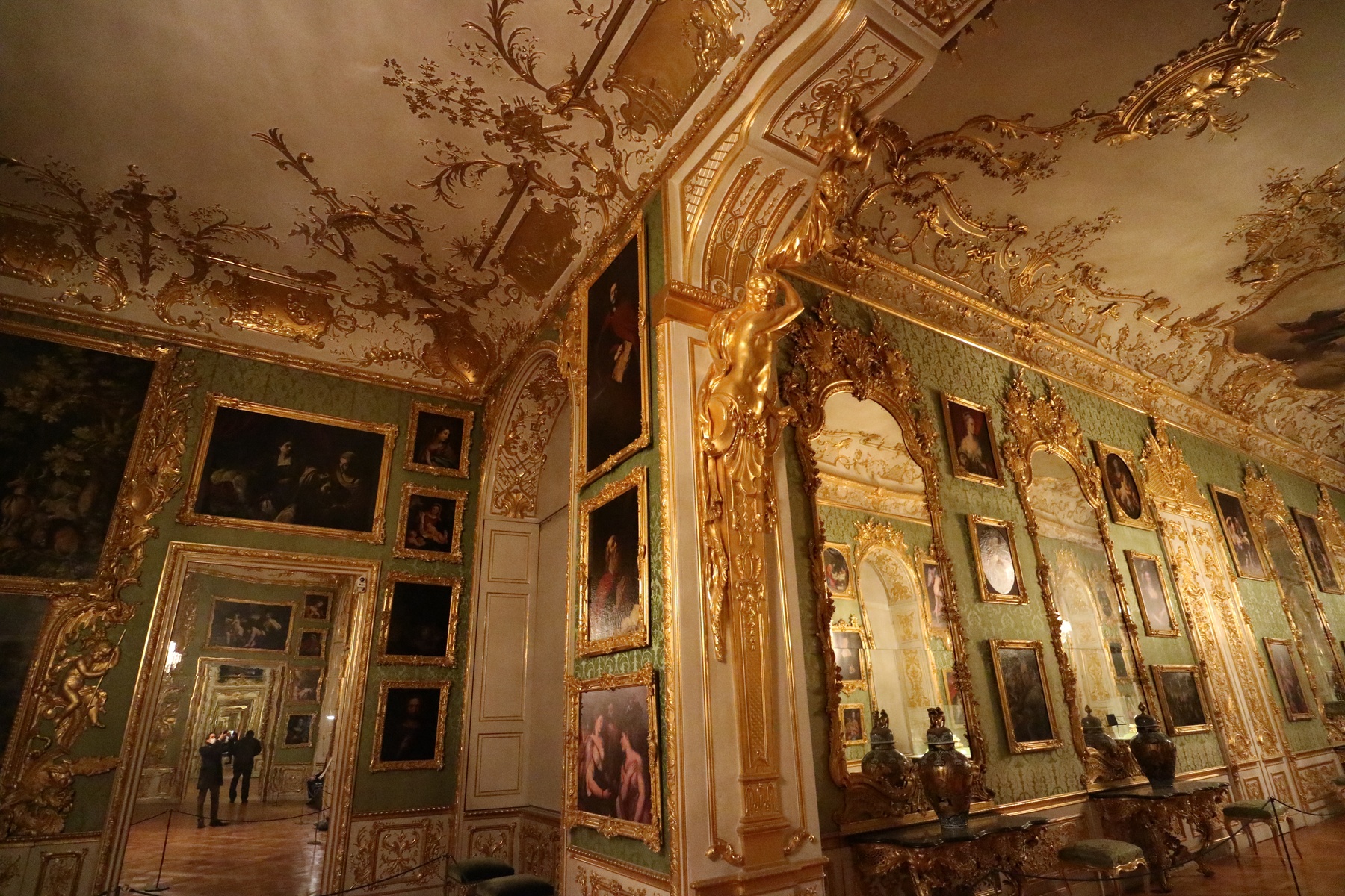 Reiche-Zimmer-Grune-Galerie-4-Leo.jpg