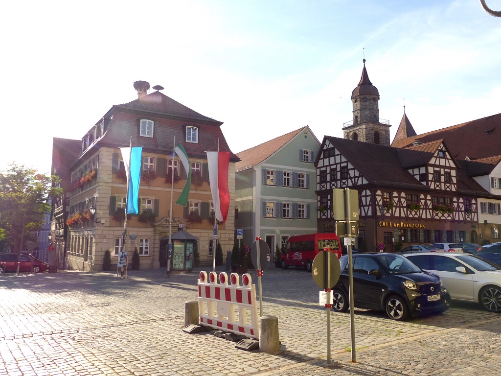 feuchtwangen06_42_P1870279_marktplatz_1_ehem_rathaus_2_3_ehem_stiftskirche.jpg