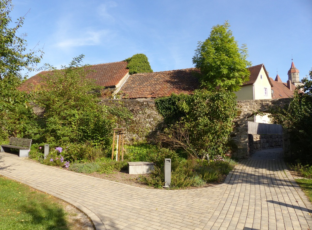 feuchtwangen21_P1870223_stadtmauer_ringstr_durchgang_zum_taubenbruennlein.jpg
