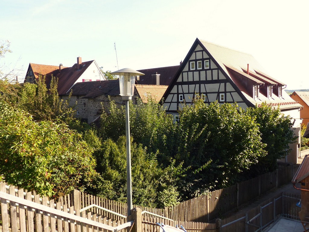 feuchtwangen22_P1870266_vorderer_spitzenberg_15_r_stadtmauer.jpg